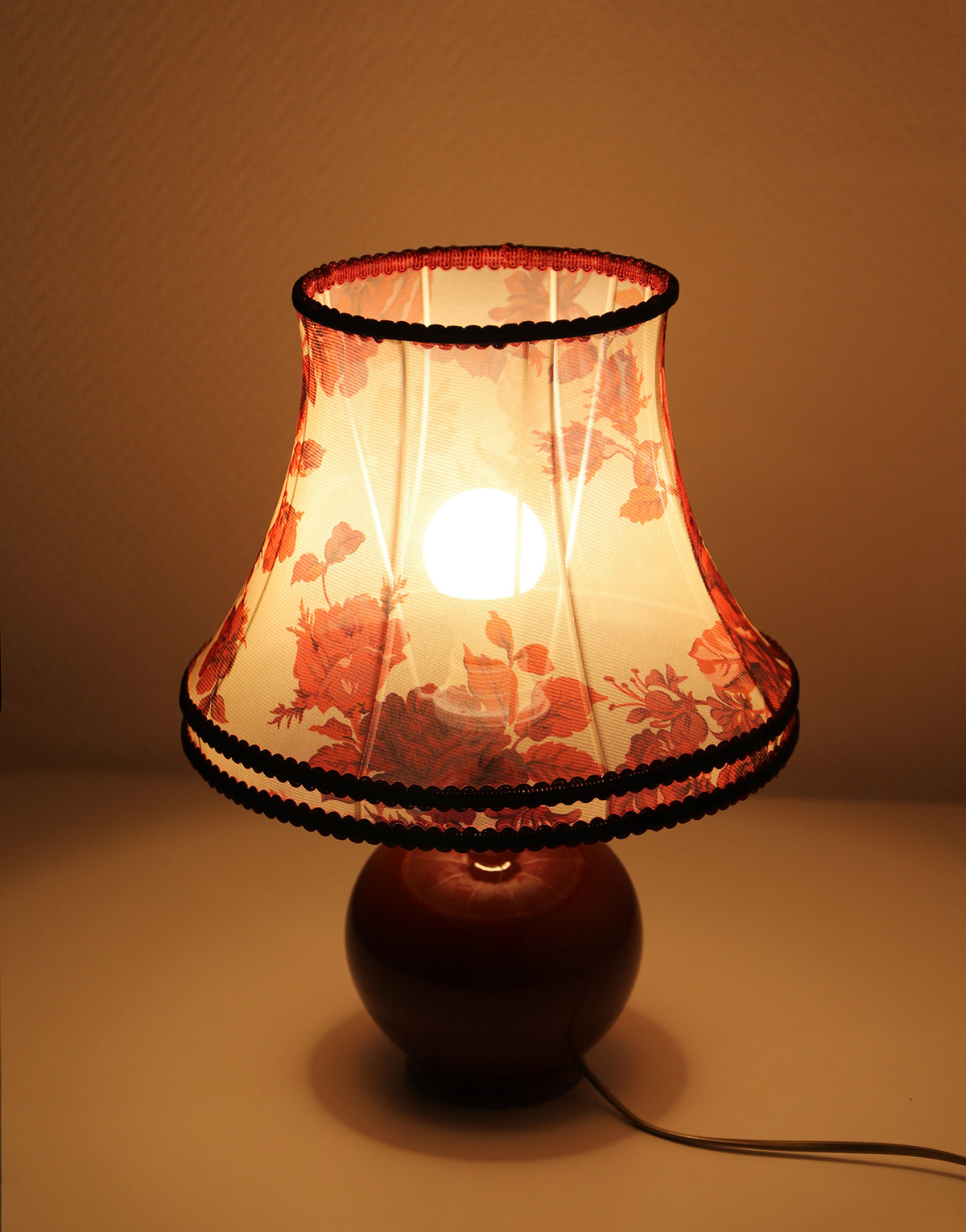 Lampe vintage recyclée — pied céramique bordeaux, abat-jour voile fleuri