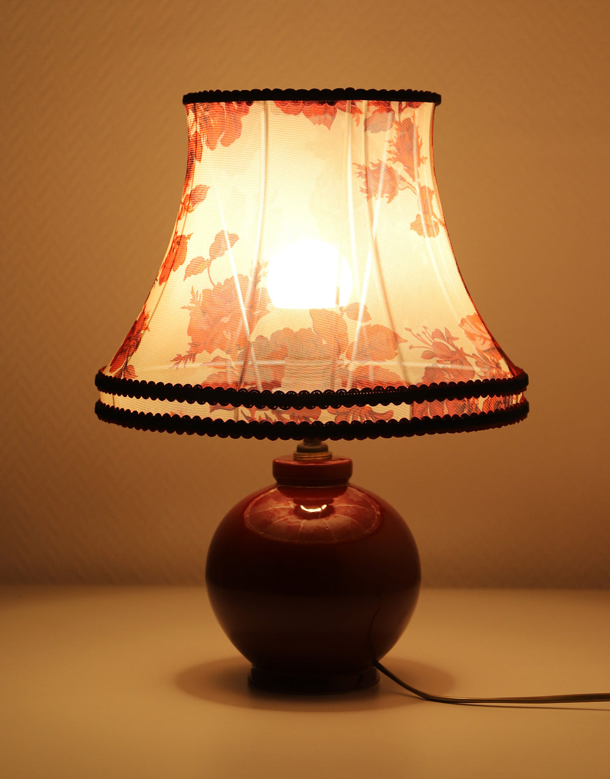 Lampe vintage recyclée — pied céramique bordeaux, abat-jour voile fleuri