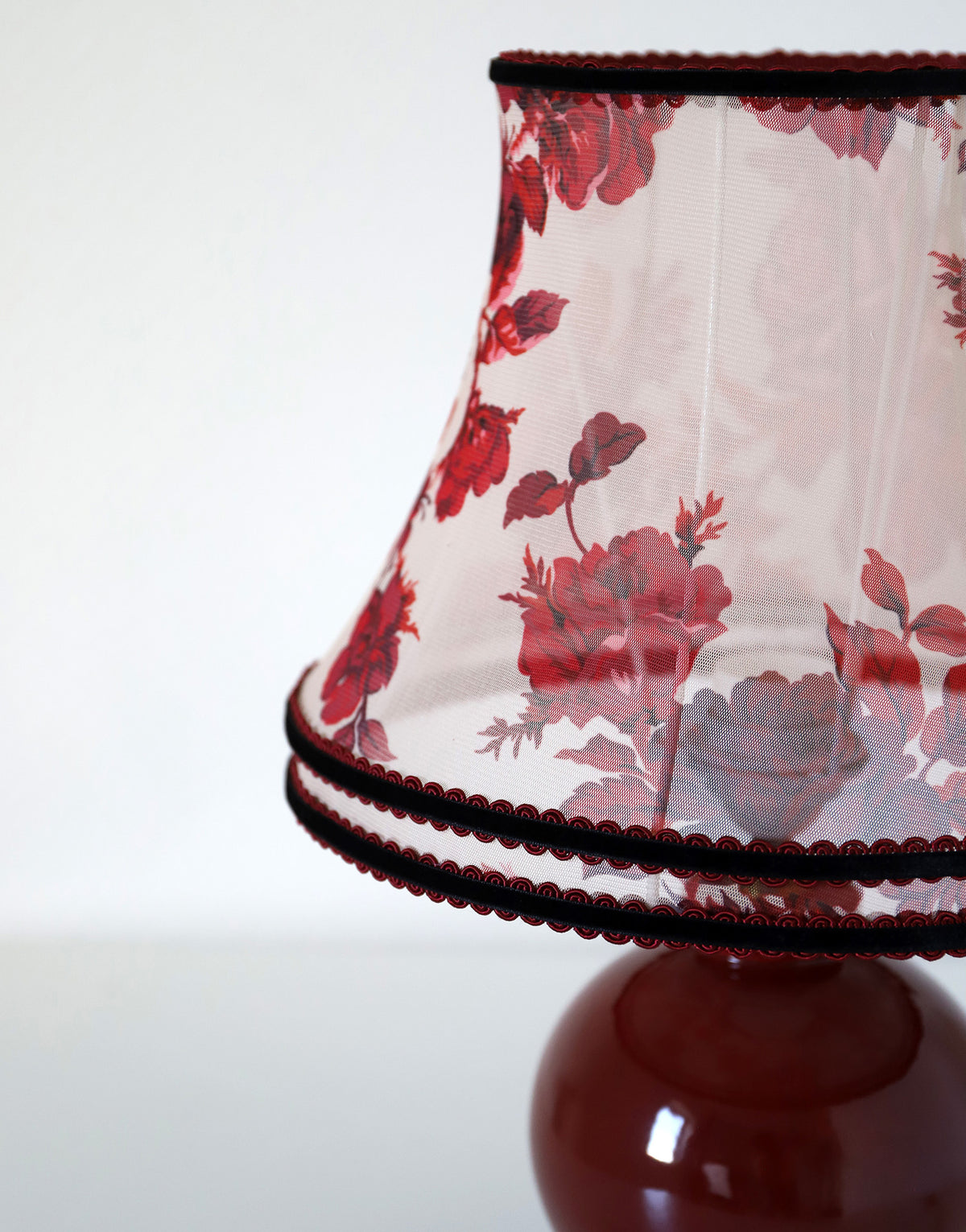 Lampe vintage recyclée — pied céramique bordeaux, abat-jour voile fleuri