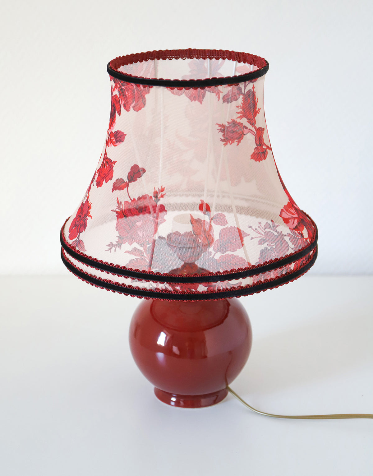 Lampe vintage recyclée — pied céramique bordeaux, abat-jour voile fleuri