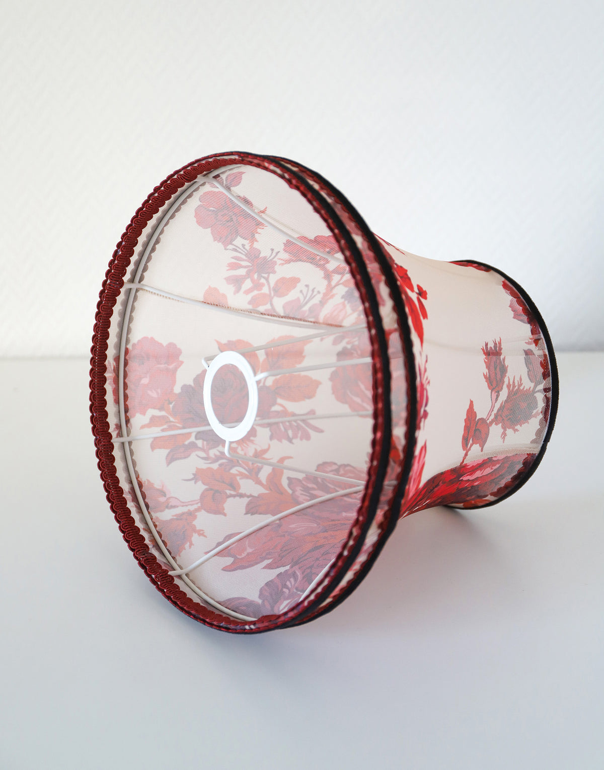 Lampe vintage recyclée — pied céramique bordeaux, abat-jour voile fleuri