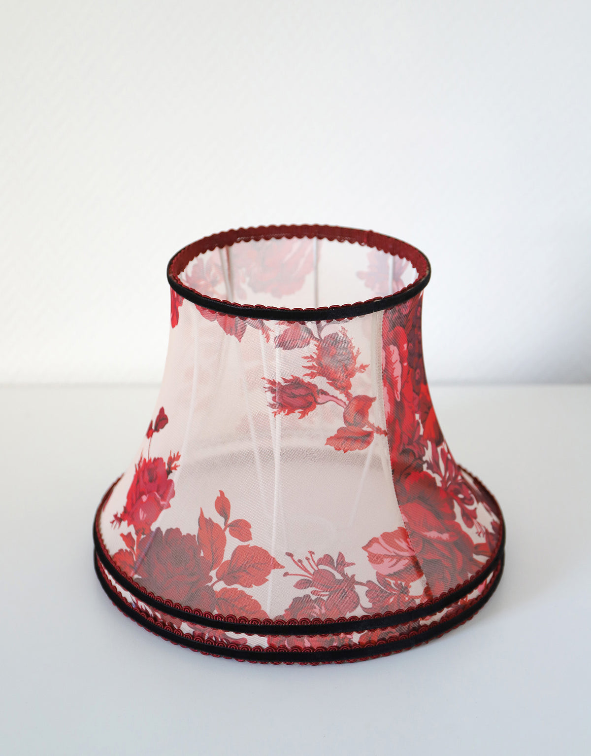 Lampe vintage recyclée — pied céramique bordeaux, abat-jour voile fleuri