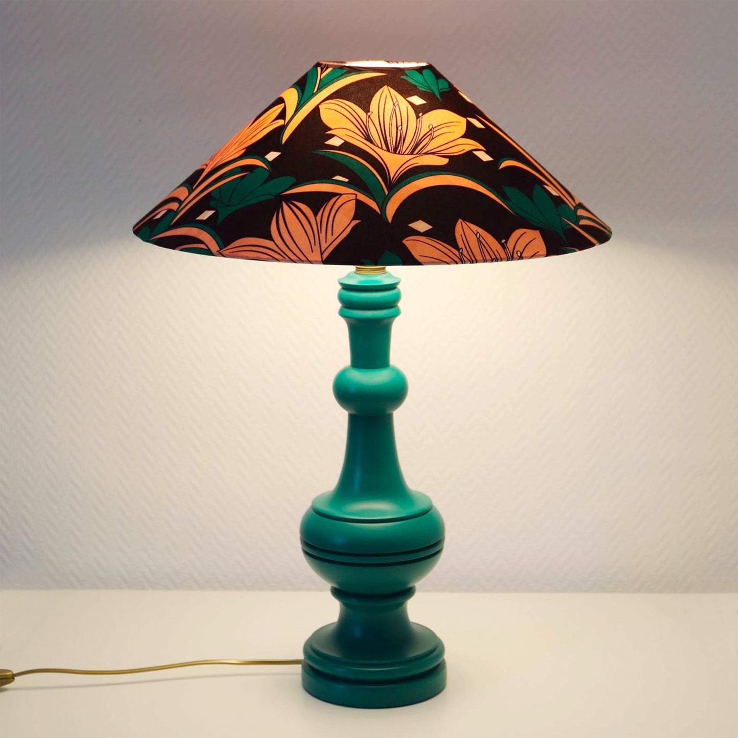 Lampe à poser ancienne, pied en bois et abat-jour conique imprimé