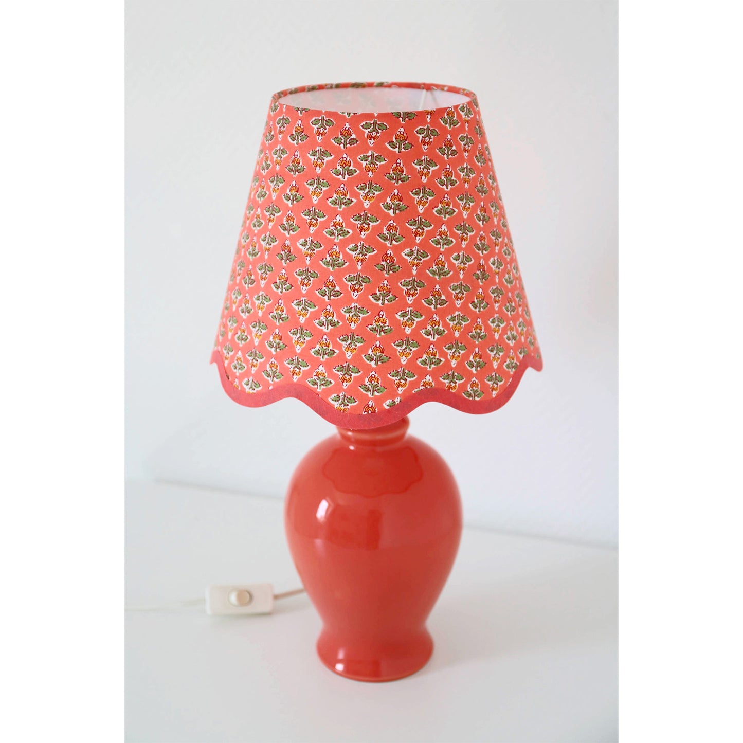 Lampe  à poser avec pied en céramique et abat-jour "festonné" imprimé
