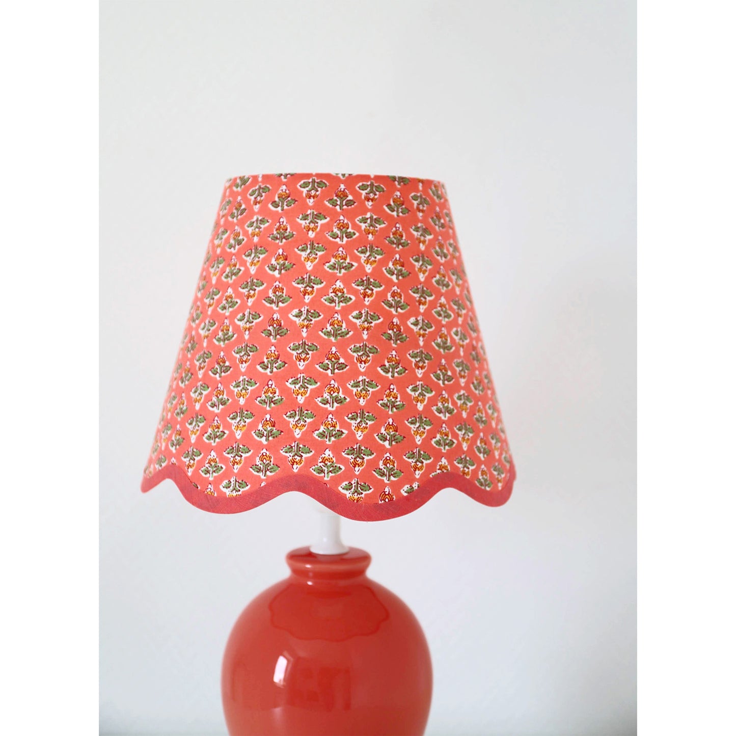 Lampe  à poser avec pied en céramique et abat-jour "festonné" imprimé