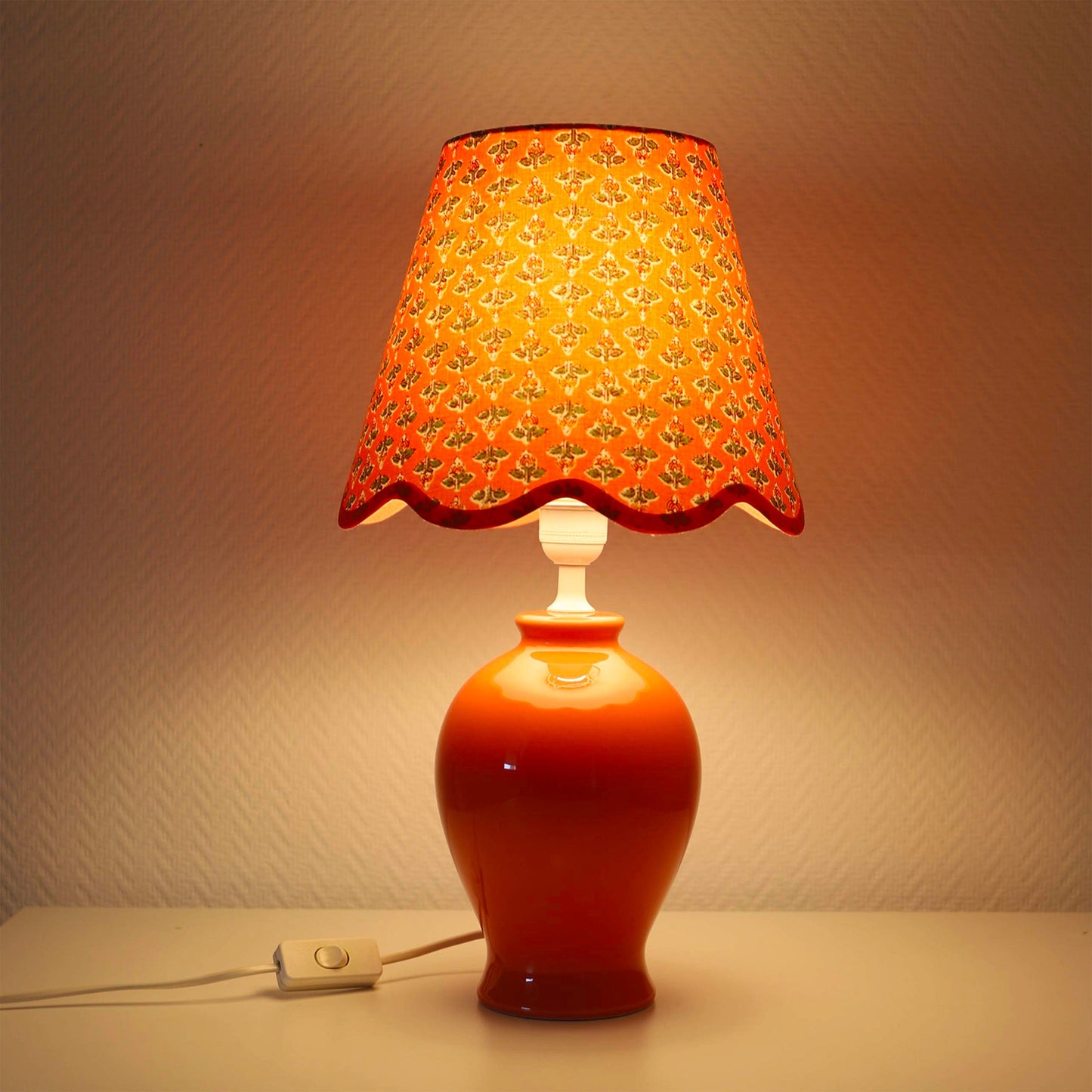 Lampe  à poser avec pied en céramique et abat-jour "festonné" imprimé