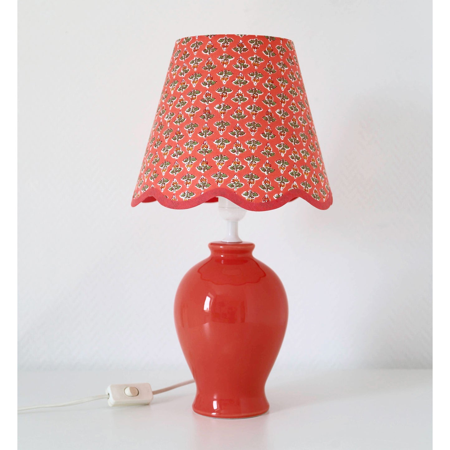 Lampe  à poser avec pied en céramique et abat-jour "festonné" imprimé