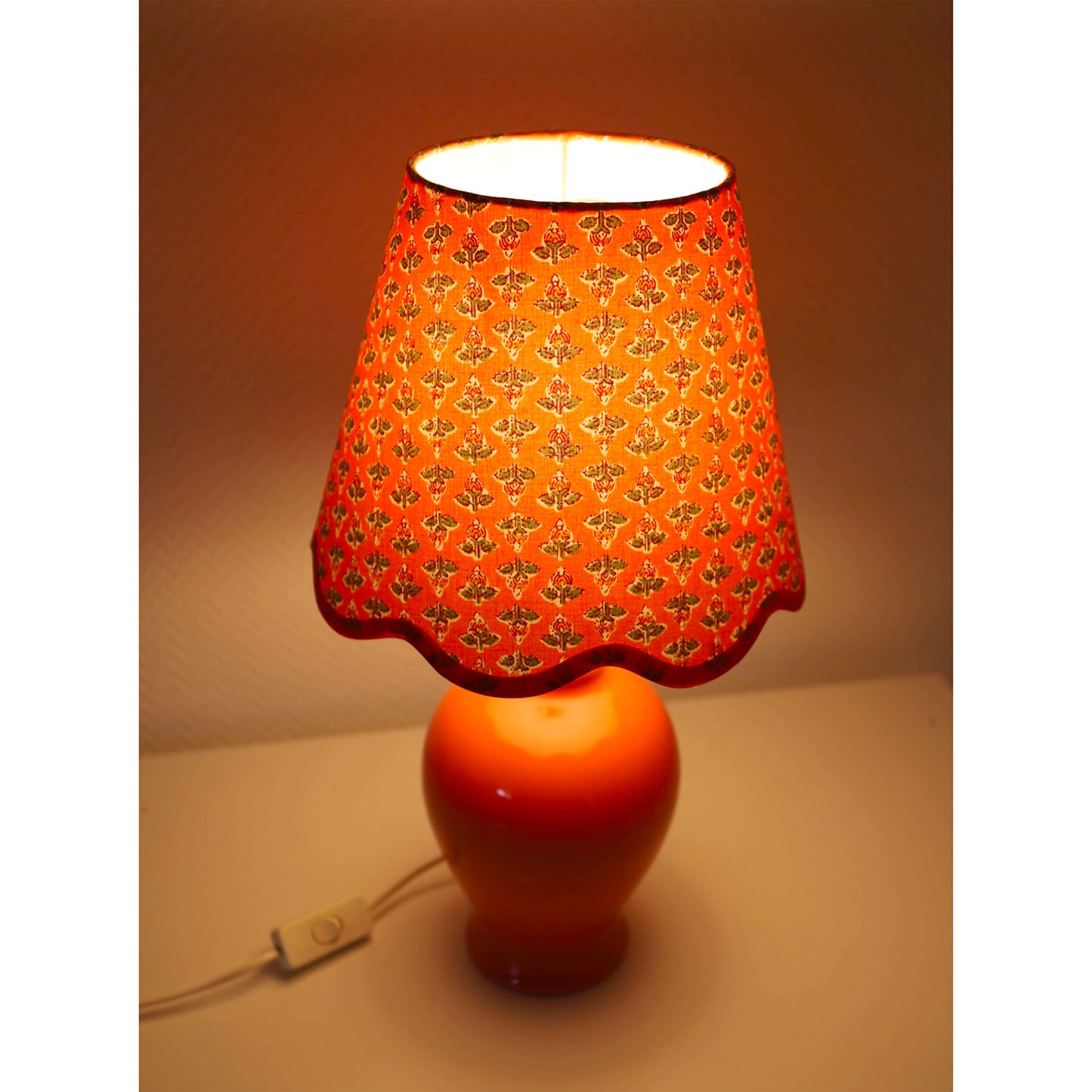 Lampe  à poser avec pied en céramique et abat-jour "festonné" imprimé