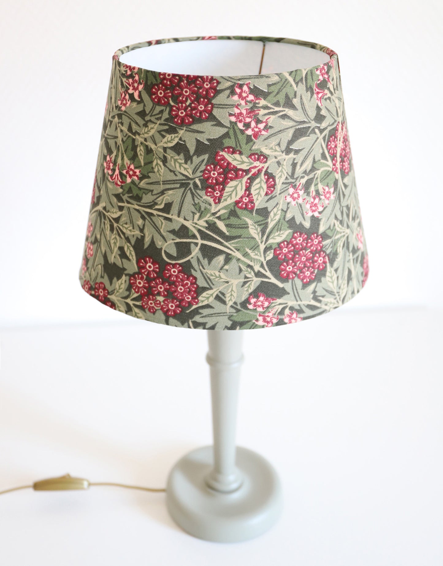 Lampe à poser, pied en bois et abat-jour ancien imprimé