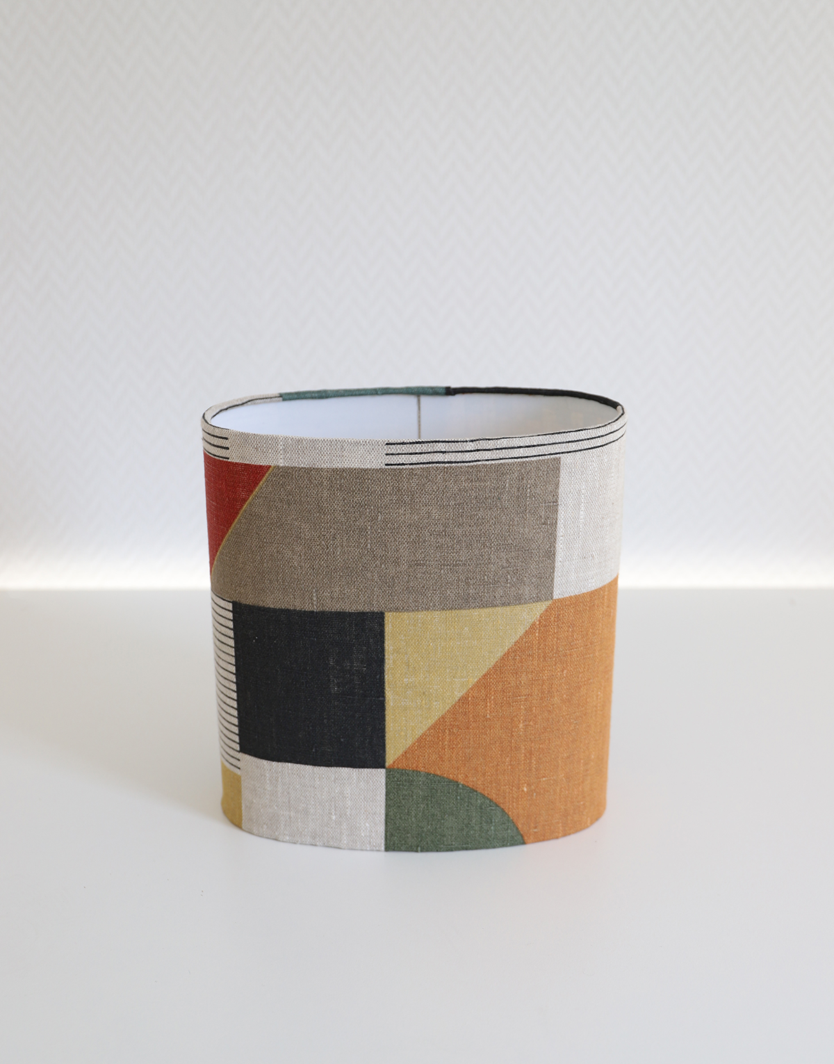 Petite lampe à poser, pied en bois sculpté et abat-jour oval