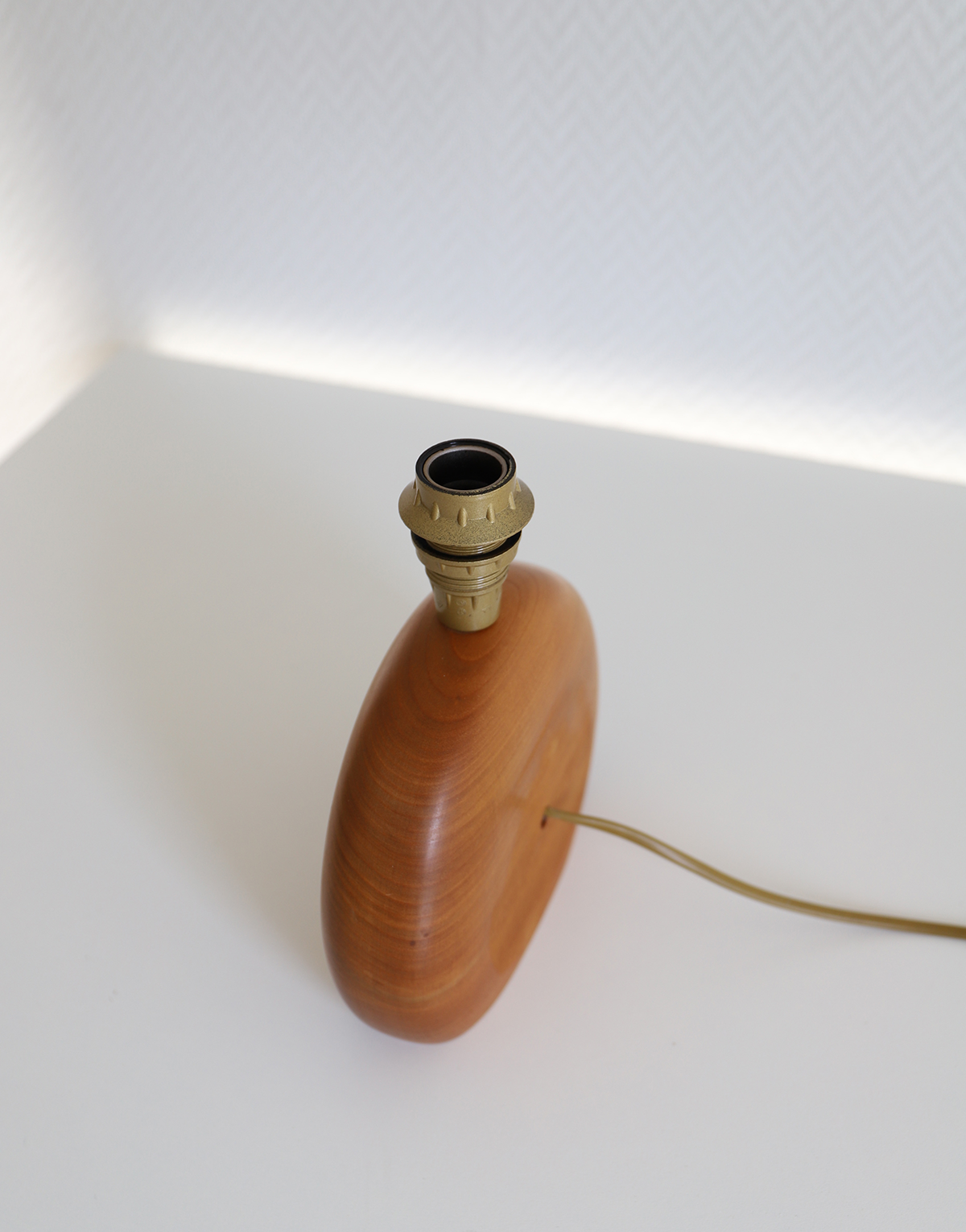 Petite lampe à poser, pied en bois sculpté et abat-jour oval