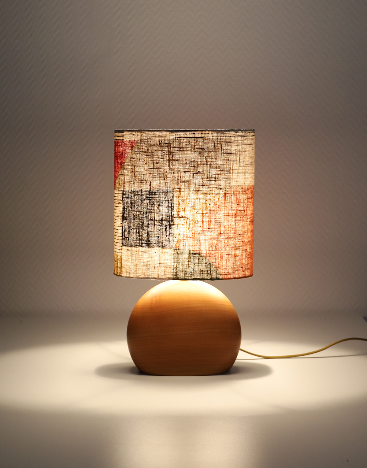 Petite lampe à poser, pied en bois sculpté et abat-jour oval
