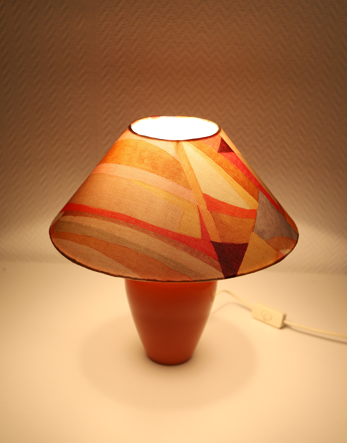 Lampe à poser, pied en céramique et abat-jour conique imprimé