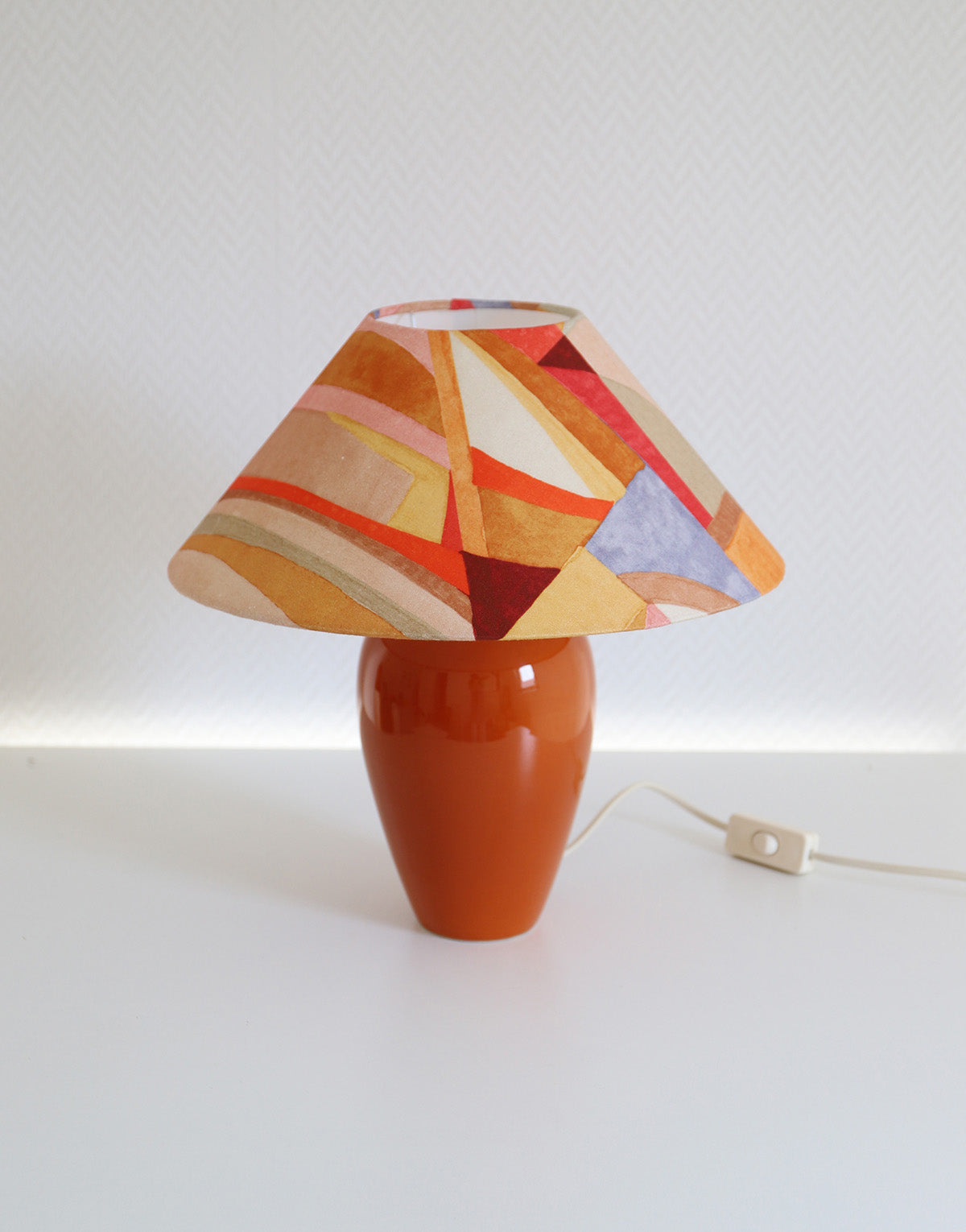 Lampe à poser, pied en céramique et abat-jour conique imprimé