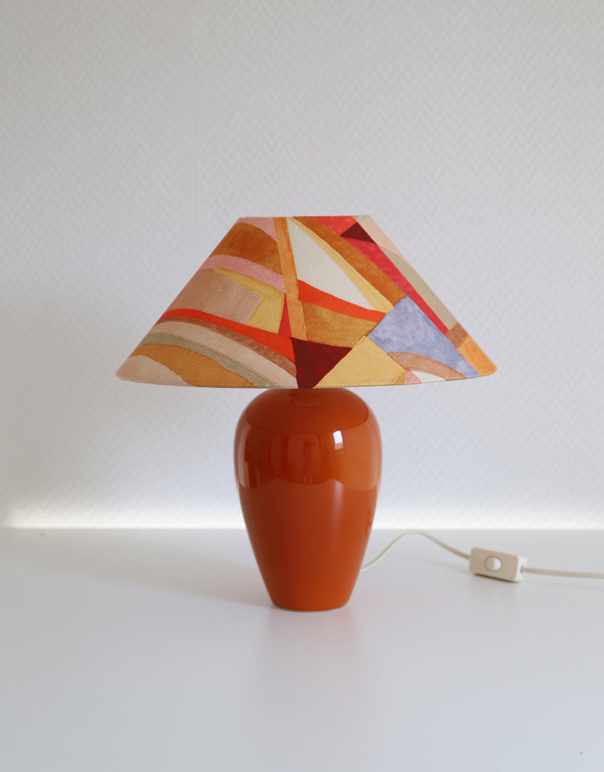 Lampe à poser, pied en céramique et abat-jour conique imprimé