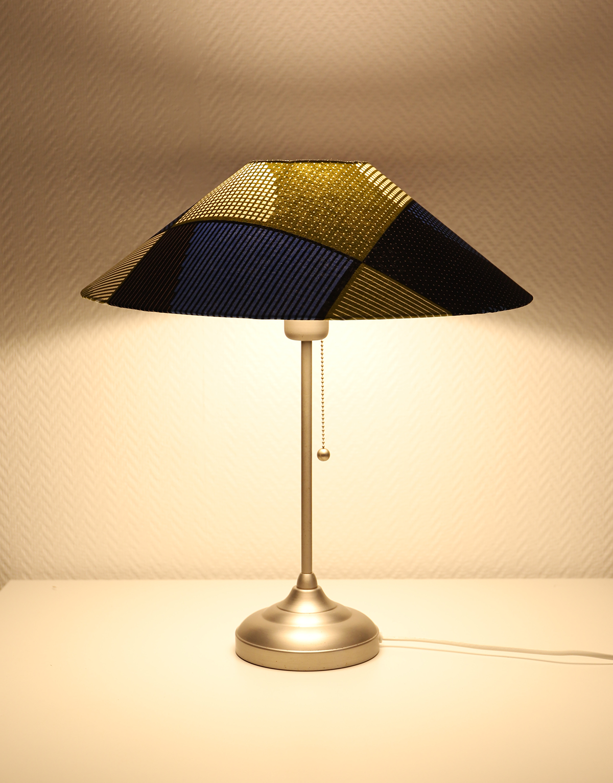 Lampe à poser, pied Ikea vintage et abat-jour conique imprimé