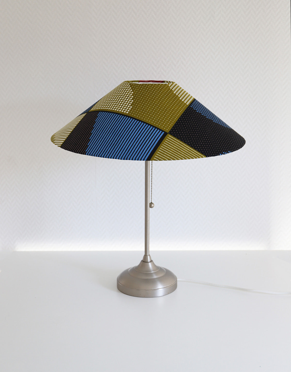 Lampe à poser, pied Ikea vintage et abat-jour conique imprimé