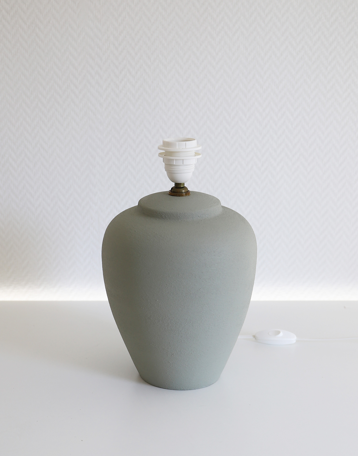 Lampe à poser, pied en céramique mate et abat-jour trapèze imprimé