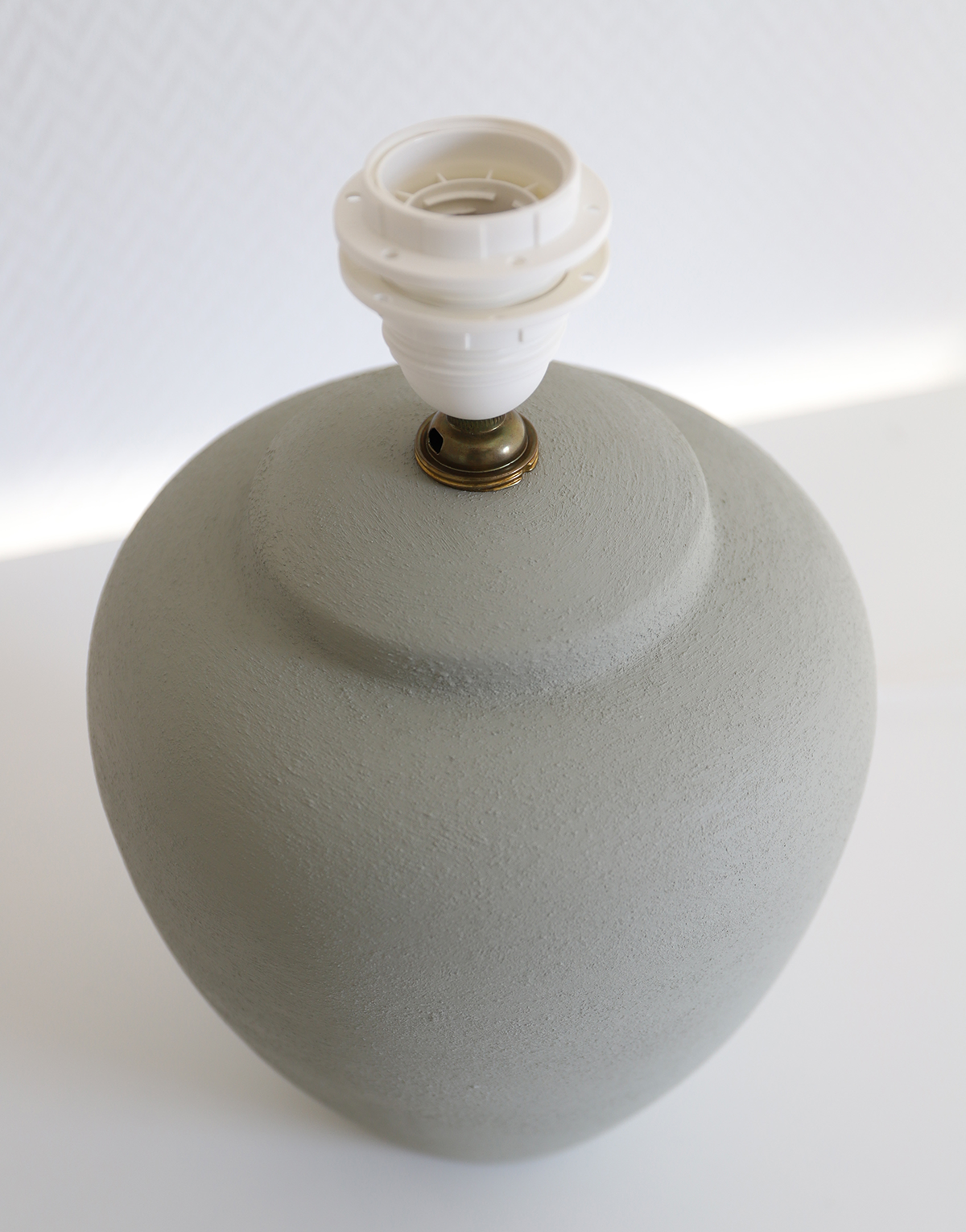 Lampe à poser, pied en céramique mate et abat-jour trapèze imprimé