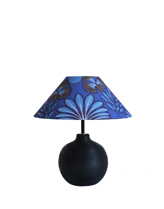 Lampe à poser, pied en terre-cuite et abat-jour conique imprimé