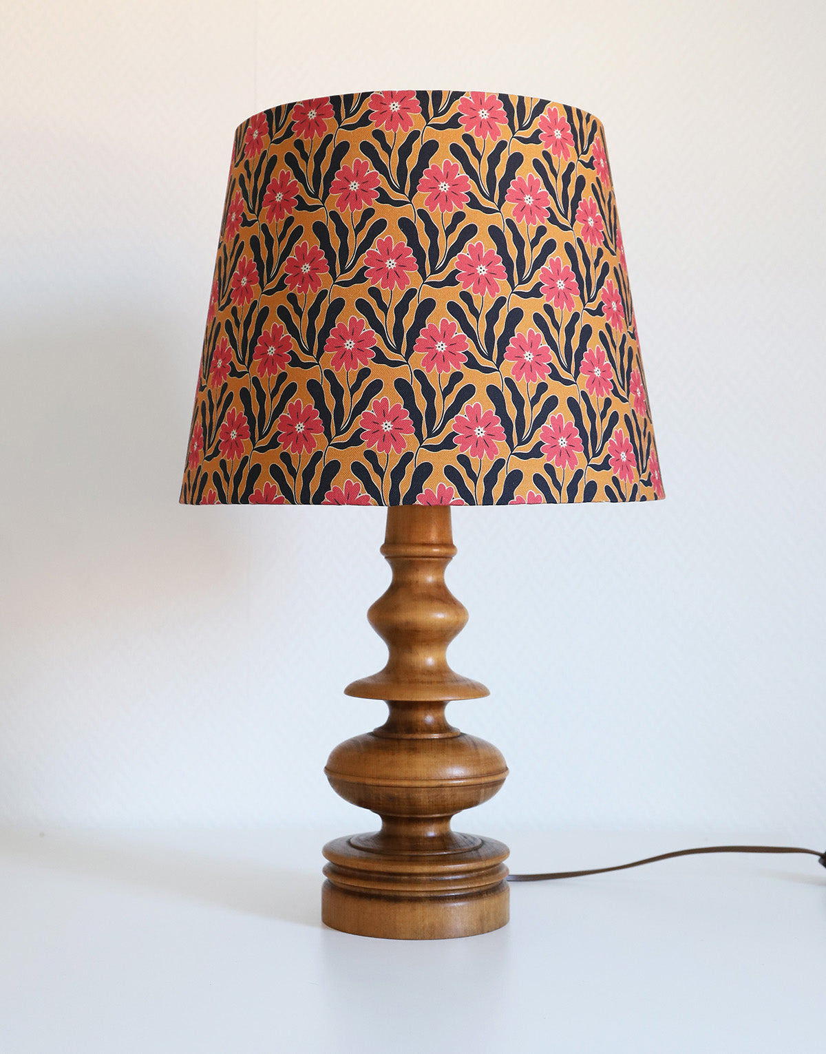 Lampe à poser, pied en bois tourné et abat-jour imprimé
