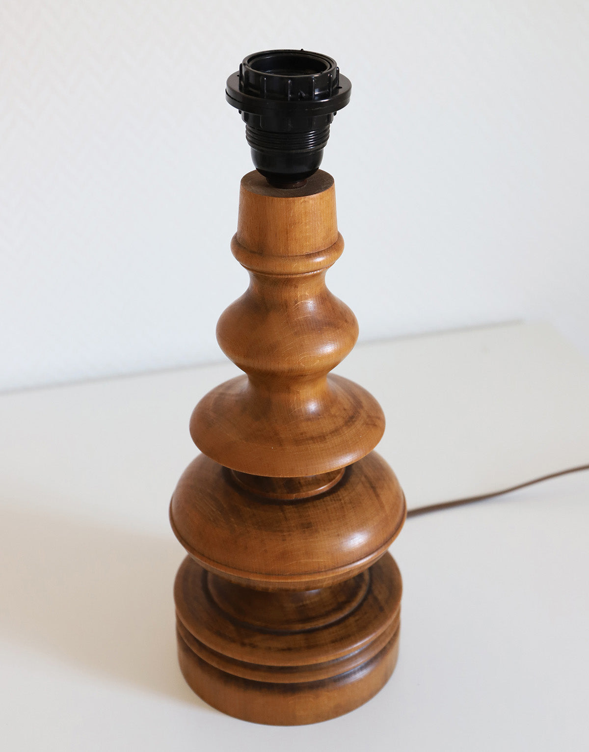 Lampe à poser, pied en bois tourné et abat-jour imprimé