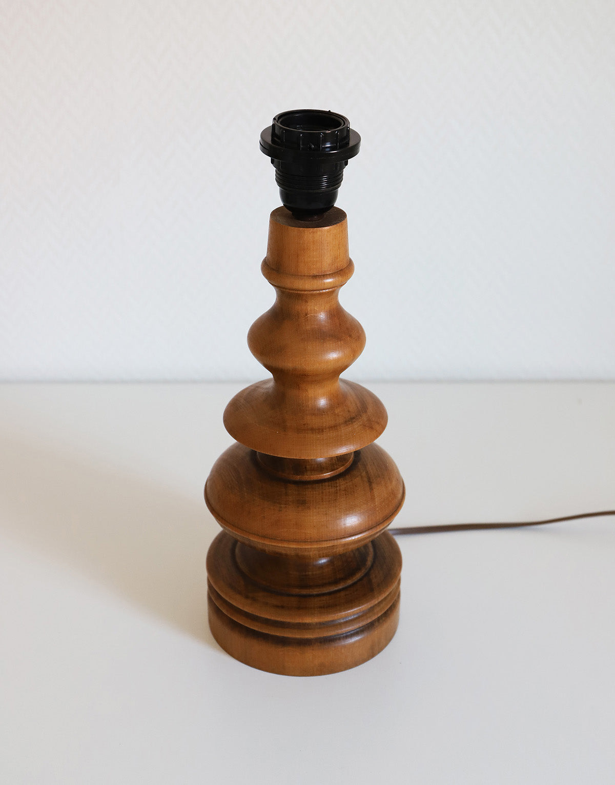 Lampe à poser, pied en bois tourné et abat-jour imprimé