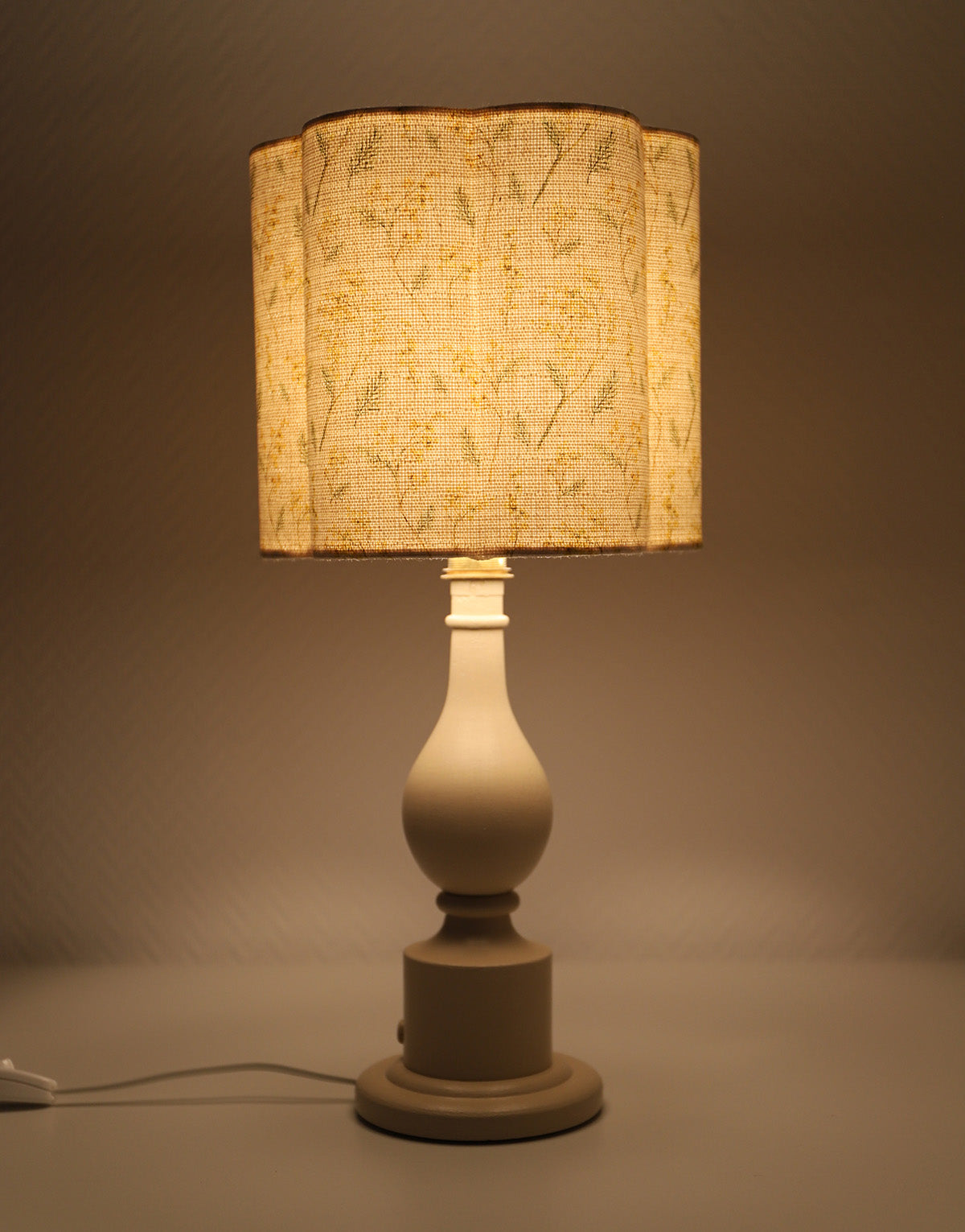 Lampe à poser, pied en bois tourné et abat-jour imprimé "mimosas"