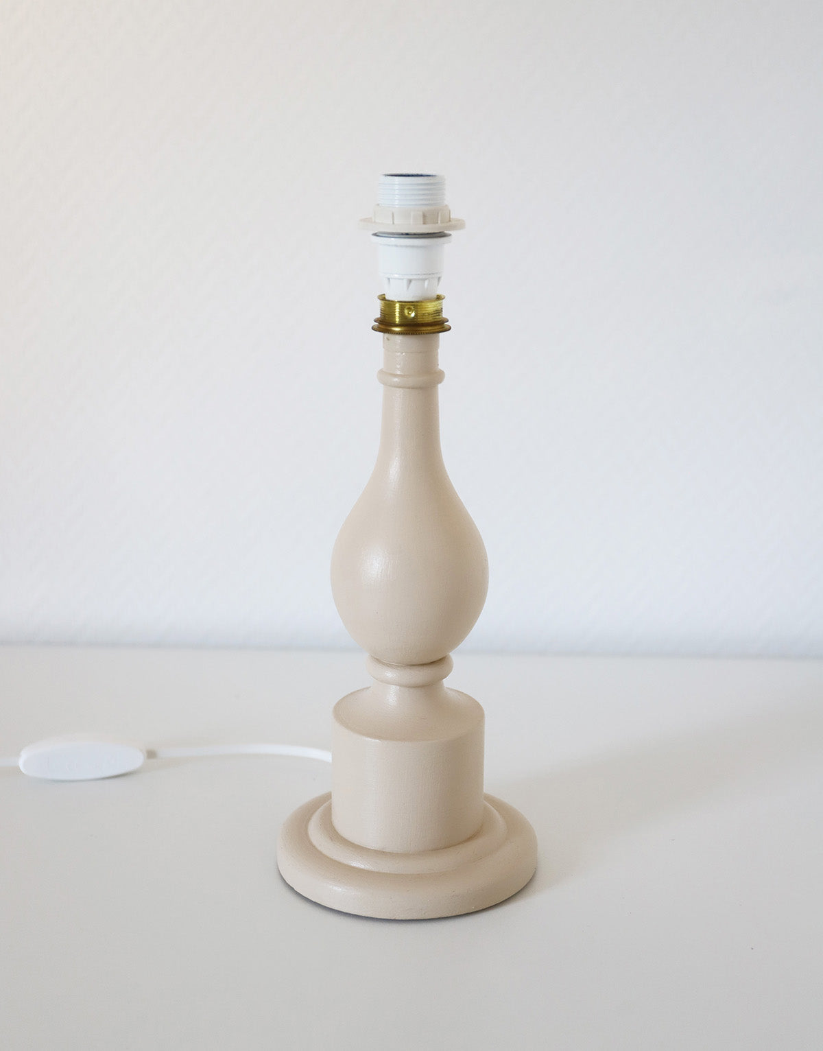 Lampe à poser, pied en bois tourné et abat-jour imprimé "mimosas"