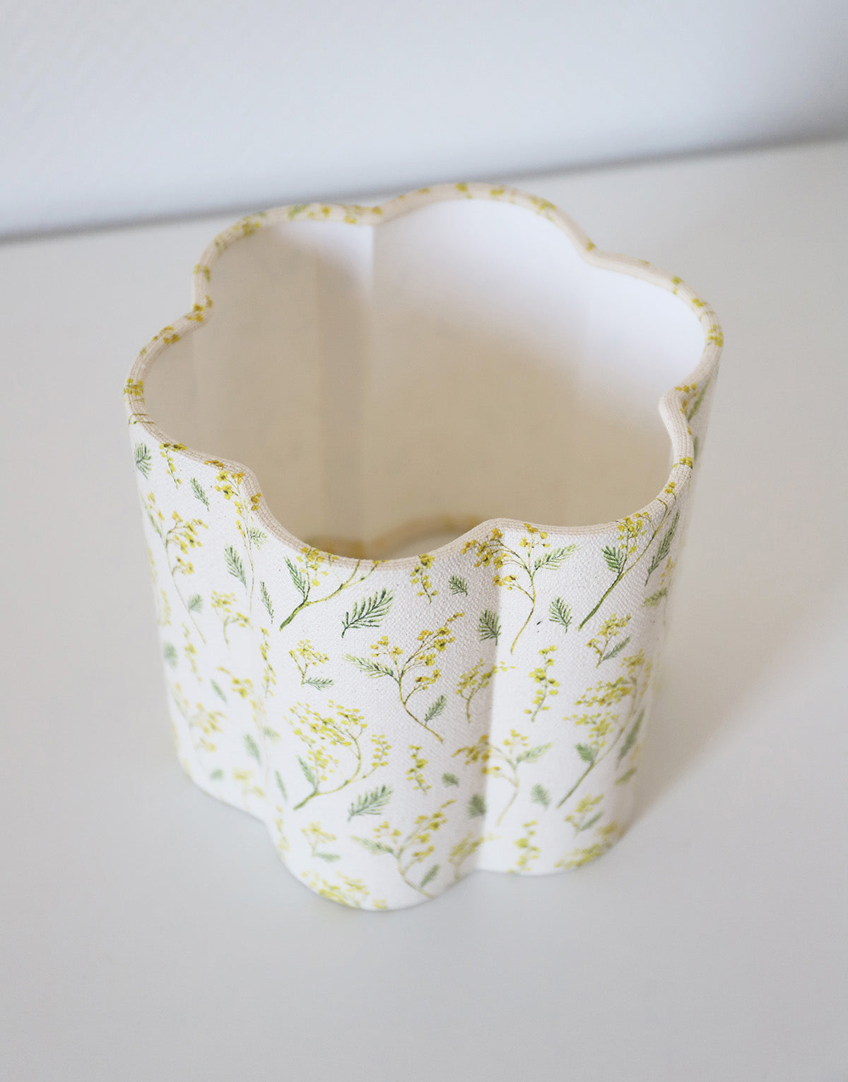 Lampe à poser, pied en bois tourné et abat-jour imprimé "mimosas"