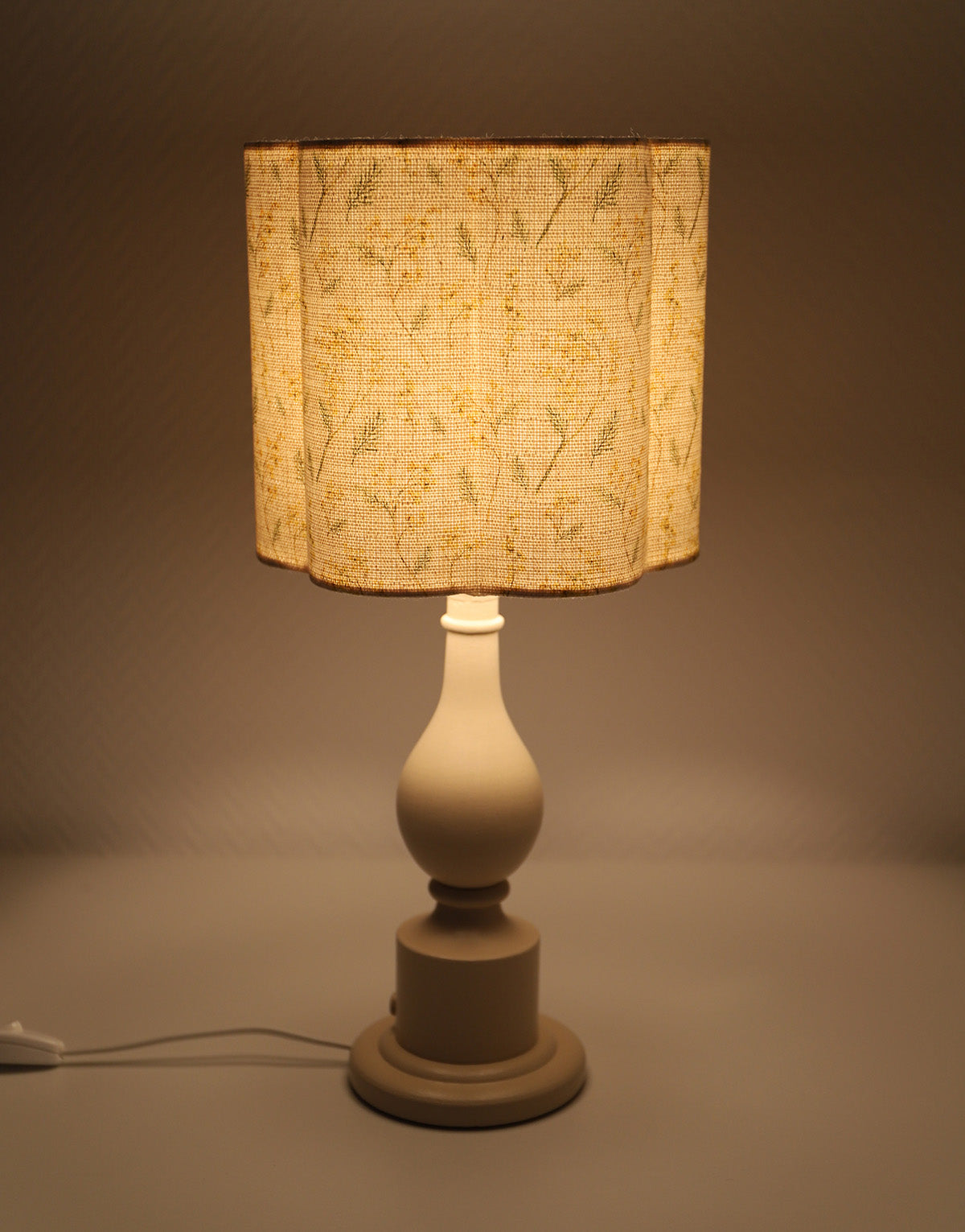 Lampe à poser, pied en bois tourné et abat-jour imprimé "mimosas"