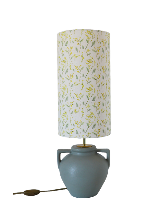 Lampe à poser, pied vase à anses géométriques et abat-jour imprimé