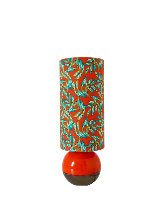 Lampe à poser, pied en céramique émaillée orange et abat-jour imprimé