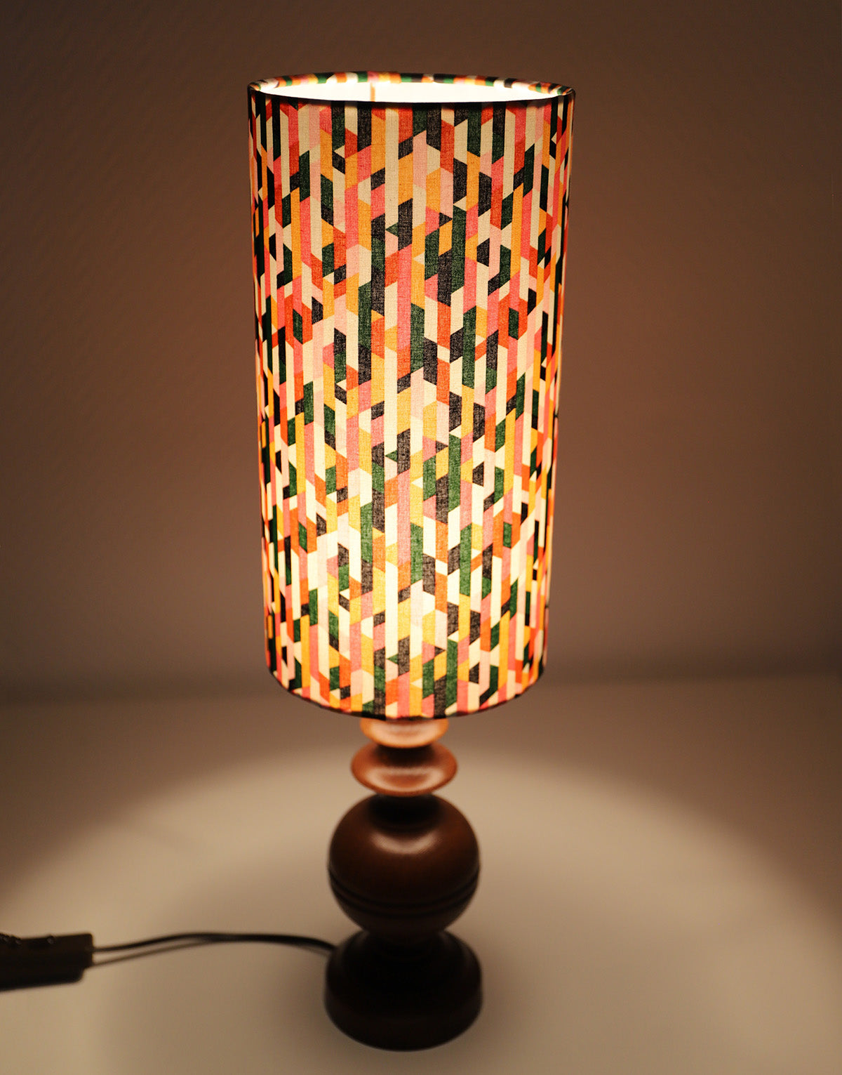Lampe à poser, pied en bois tourné brun foncé et abat-jour imprimé