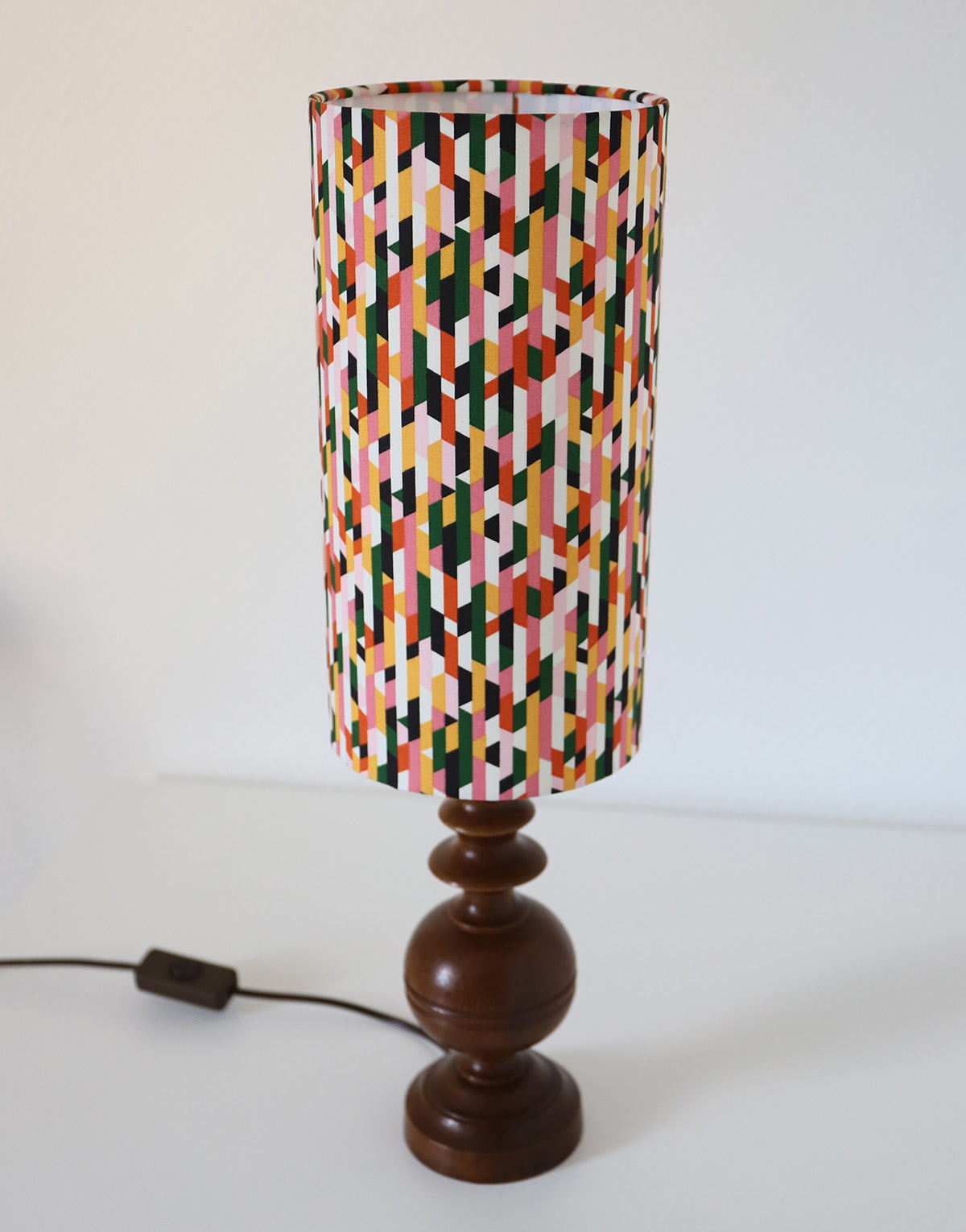 Lampe à poser, pied en bois tourné brun foncé et abat-jour imprimé