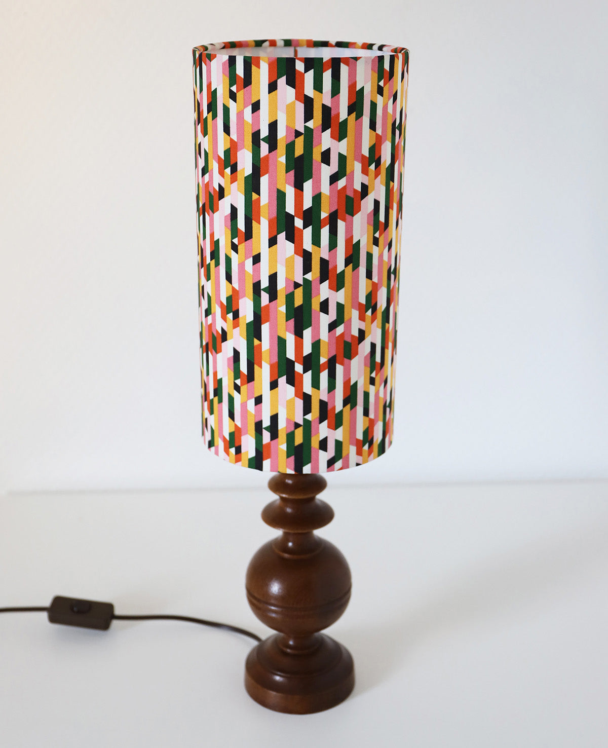 Lampe à poser, pied en bois tourné brun foncé et abat-jour imprimé