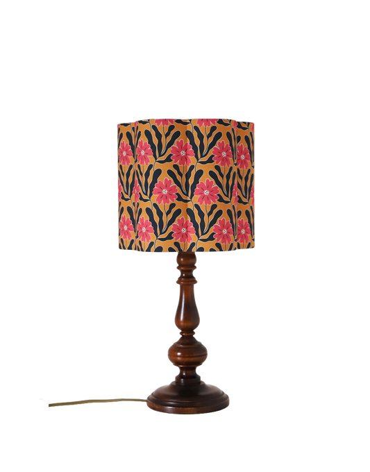 Lampe à poser, pied en bois tourné et abat-jour forme fleur imprimé