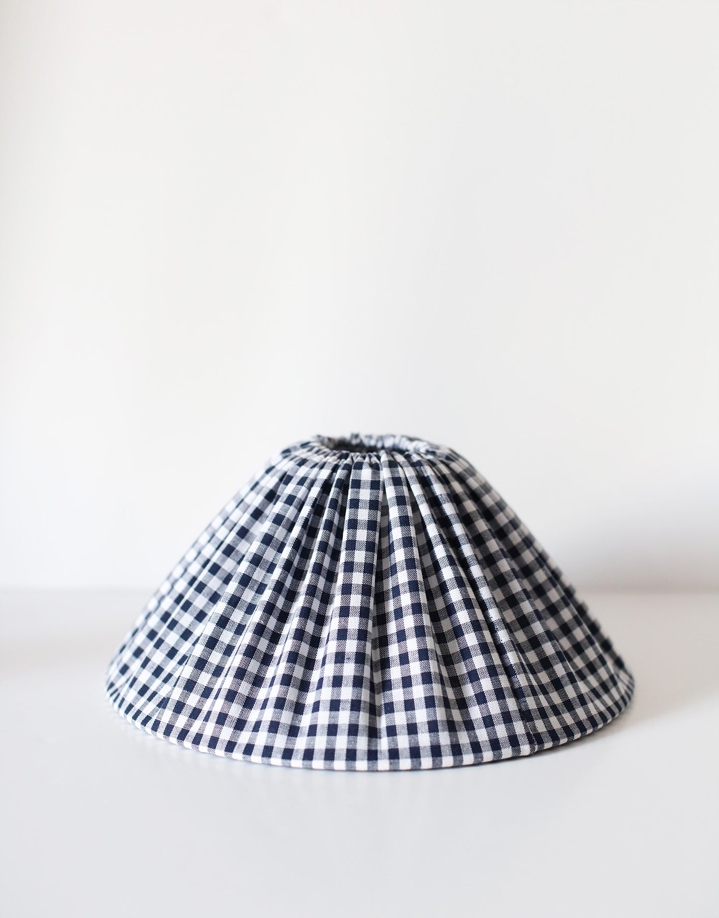 Lampe à poser vintage Hautlalampe : pied en grès d’Alsace bleu et abat-jour Vichy plissé