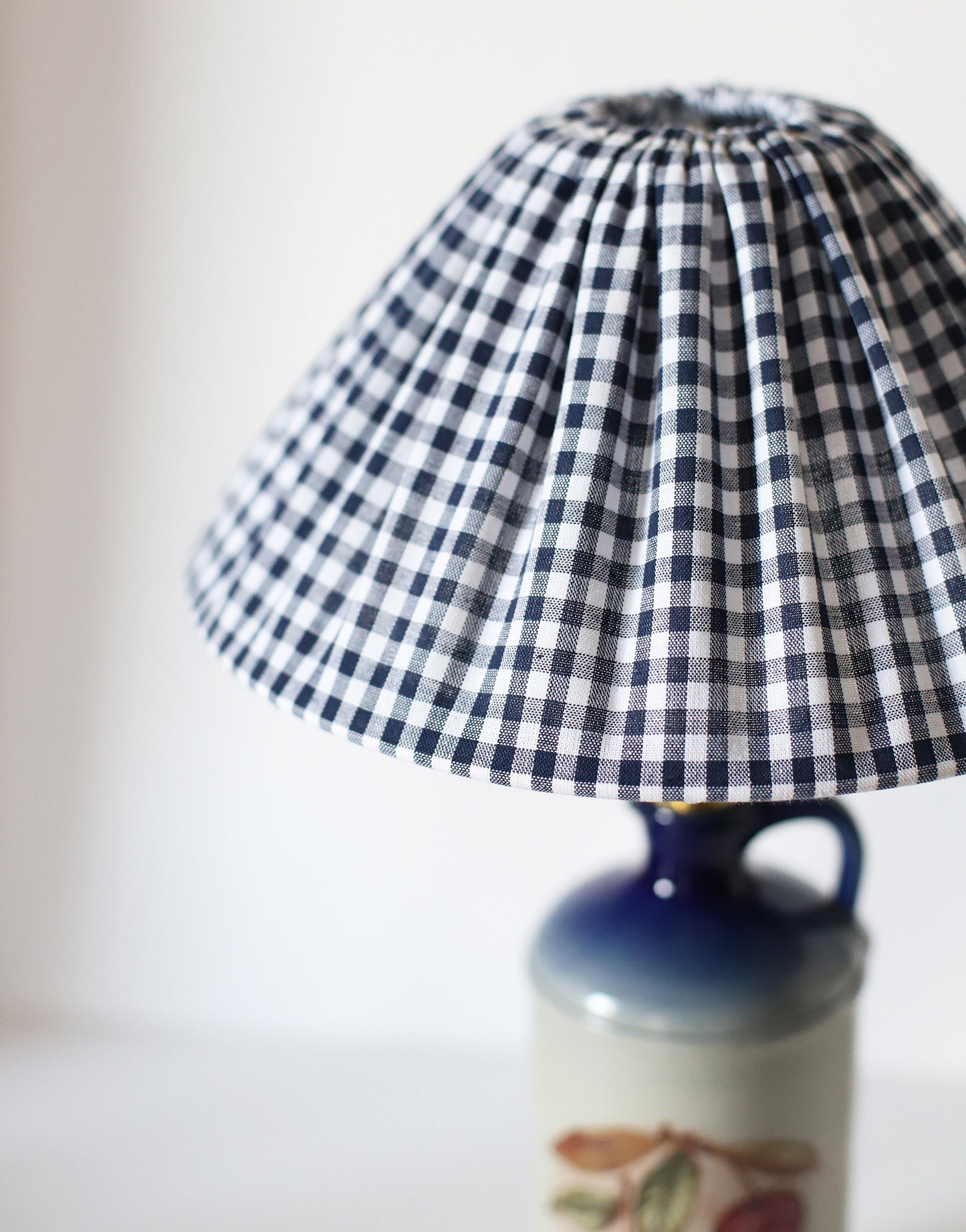 Lampe à poser vintage Hautlalampe : pied en grès d’Alsace bleu et abat-jour Vichy plissé