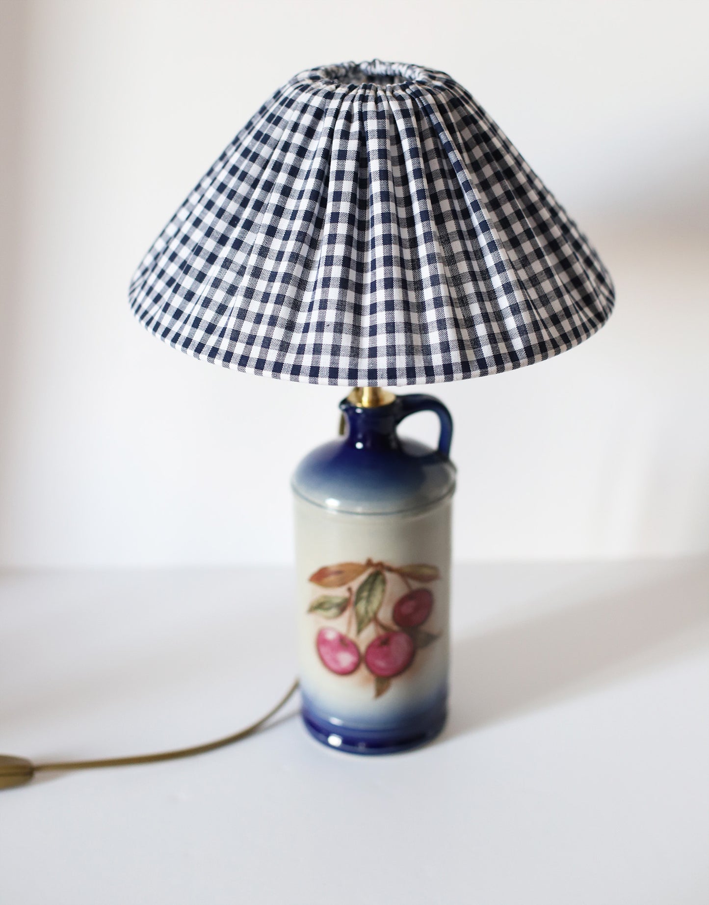 Lampe à poser vintage Hautlalampe : pied en grès d’Alsace bleu et abat-jour Vichy plissé