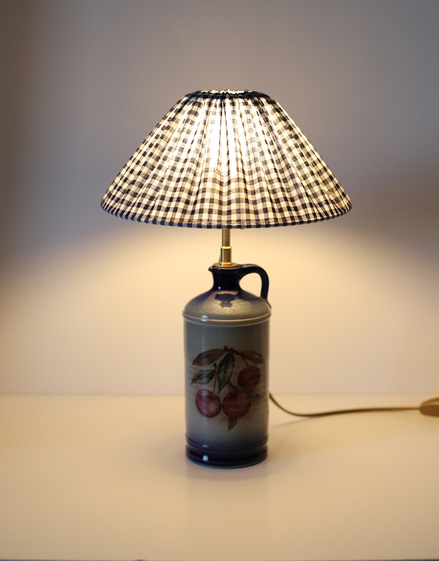 Lampe à poser vintage Hautlalampe : pied en grès d’Alsace bleu et abat-jour Vichy plissé