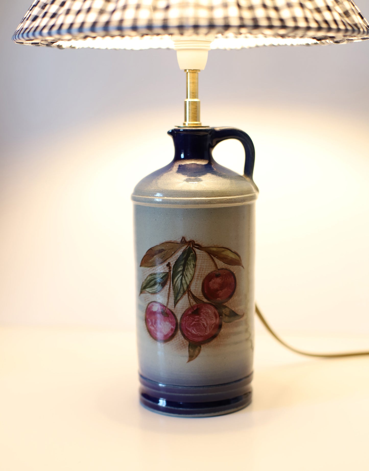 Lampe à poser vintage Hautlalampe : pied en grès d’Alsace bleu et abat-jour Vichy plissé