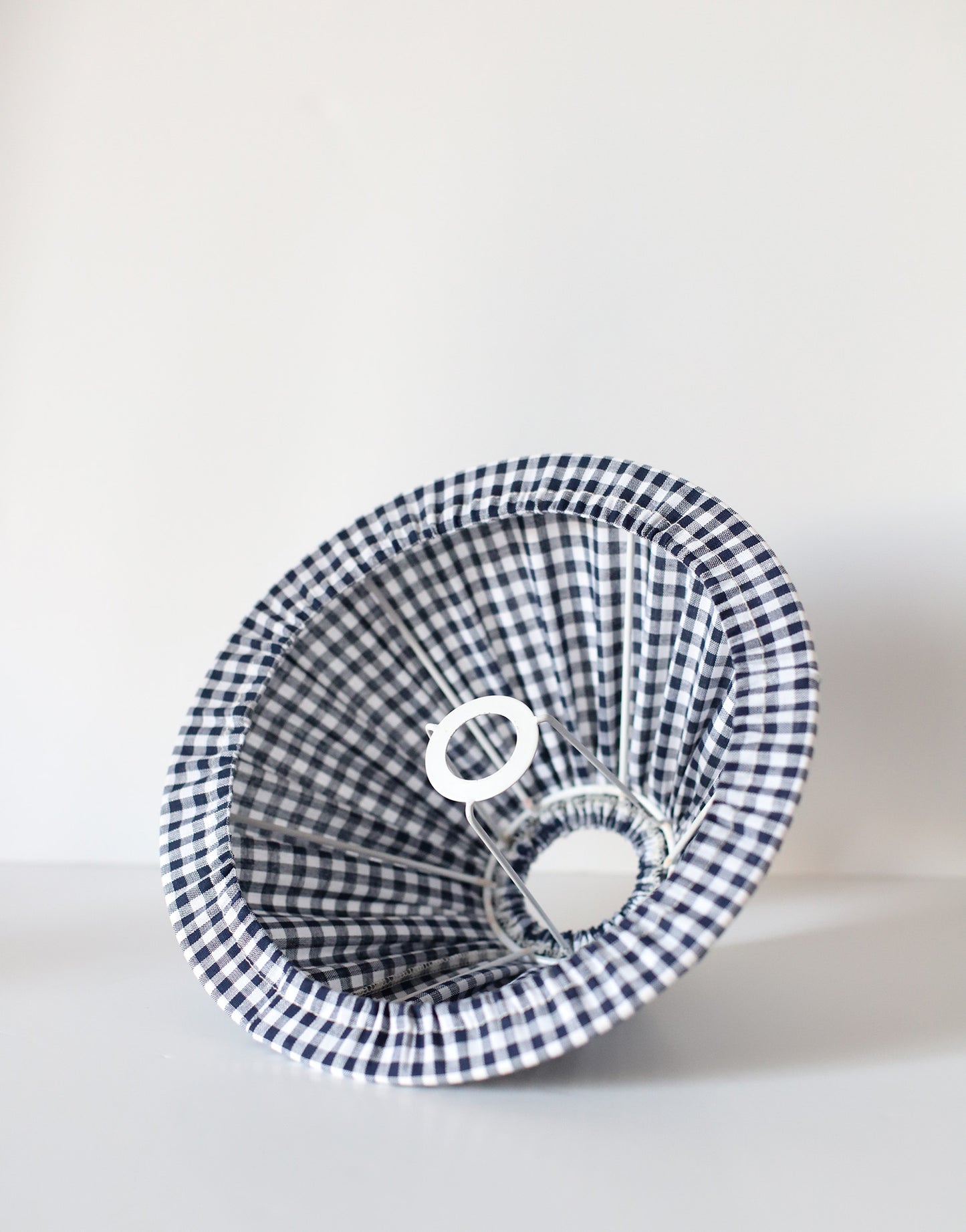 Lampe à poser vintage Hautlalampe : pied en grès d’Alsace bleu et abat-jour Vichy plissé