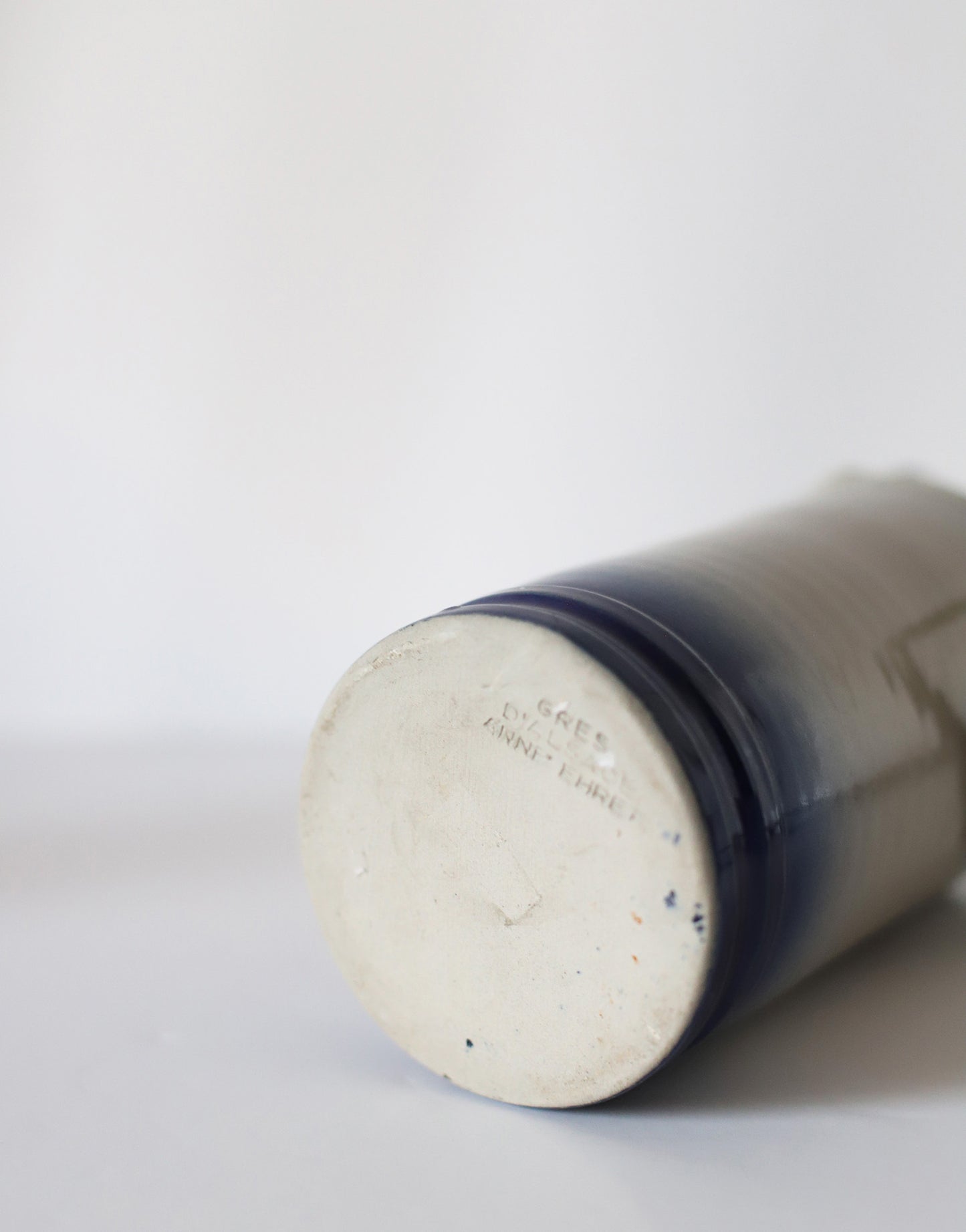 Lampe à poser vintage Hautlalampe : pied en grès d’Alsace bleu et abat-jour Vichy plissé