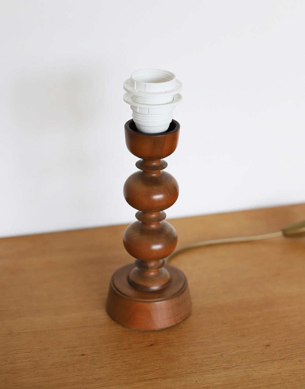 Lampe à poser, pied en bois tourné 1960 et abat-jour vichy bleu ciel