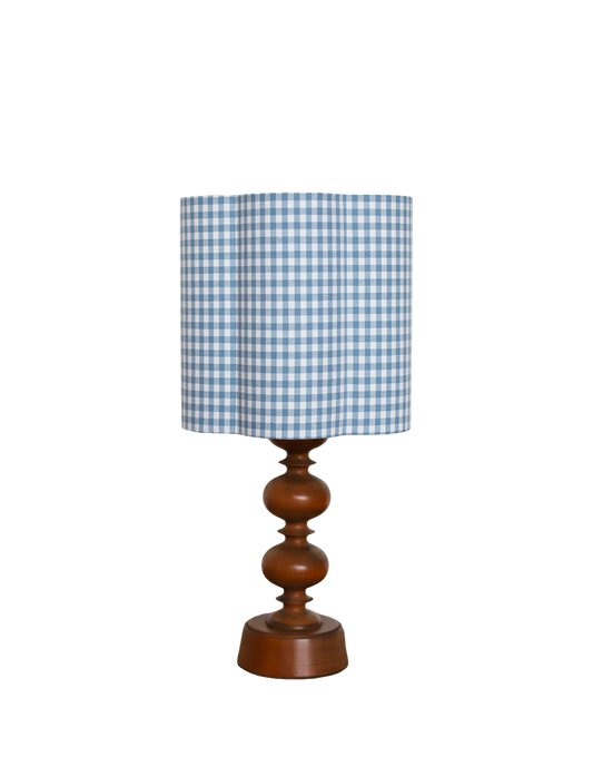 Lampe à poser, pied en bois tourné 1960 et abat-jour vichy bleu ciel