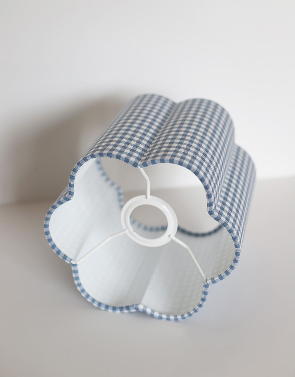 Lampe à poser, pied en bois tourné 1960 et abat-jour vichy bleu ciel