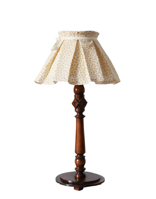 Lampe à poser, pied en bois sculpté et abat-jour plissé