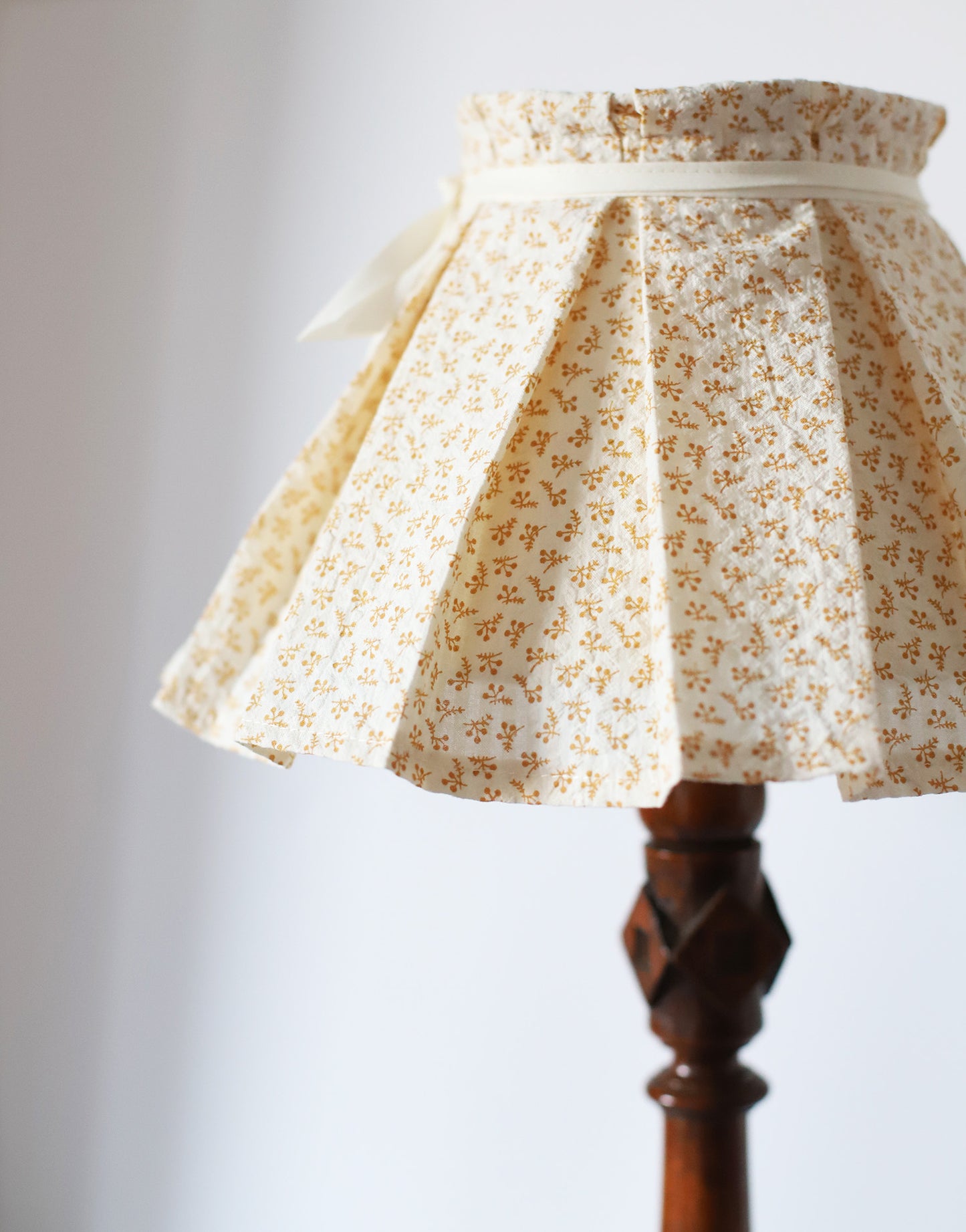 Lampe à poser vintage Hautlalampe – pied en bois sculpté, abat-jour plissé fleuri