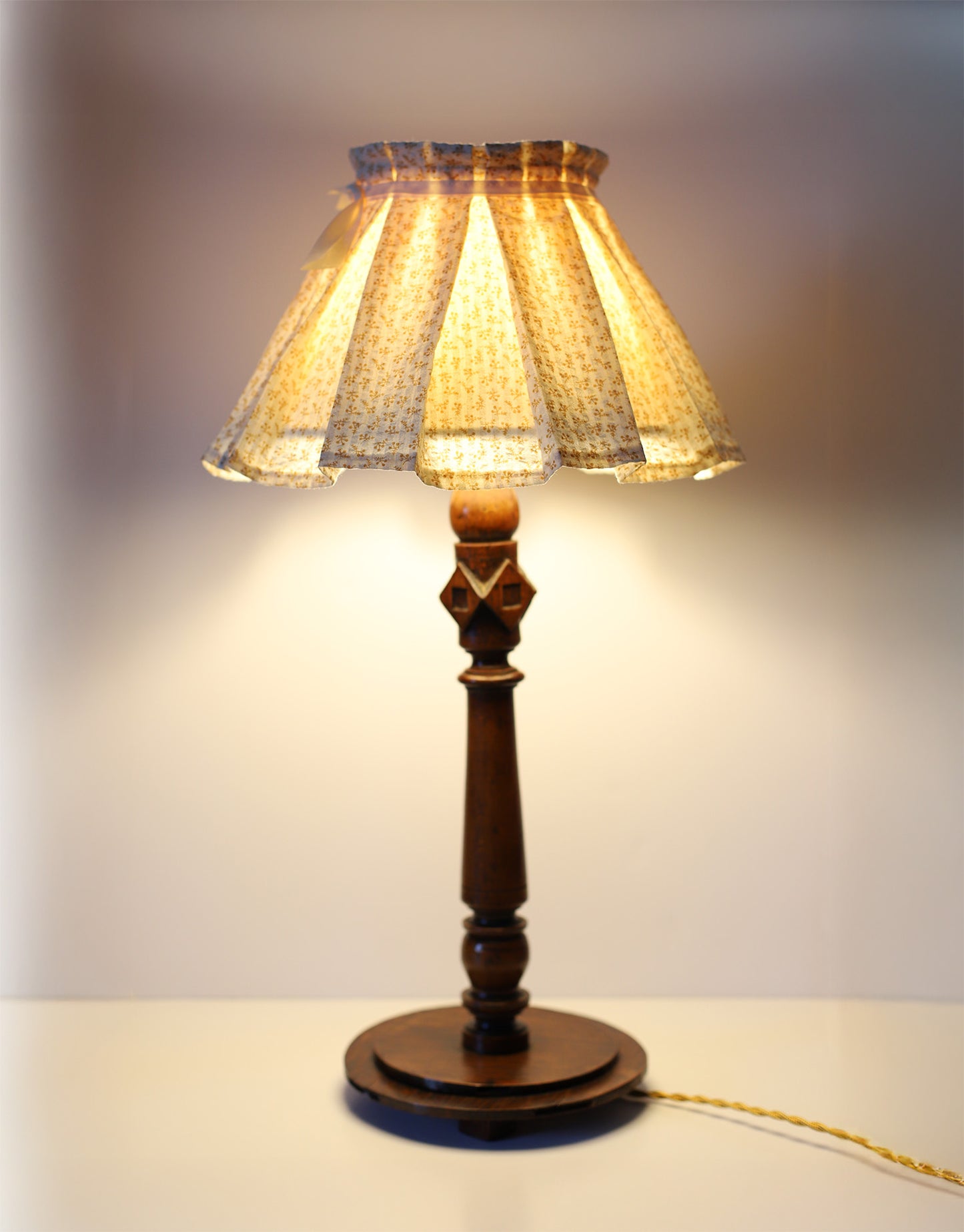 Lampe à poser vintage Hautlalampe – pied en bois sculpté, abat-jour plissé fleuri